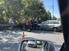 Пожарникари режат автомобил след верижна катастрофа в София