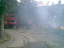Пожар едва не изпепели няколко къщи в град край Пловдив, няма вода да го гасят