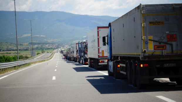 Интензивен е трафикът от товарни автомобили в посока Гърция на