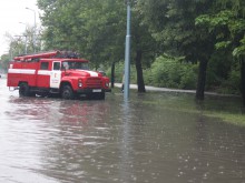 По десетки сигнали за наводнени обекти са работили службите
