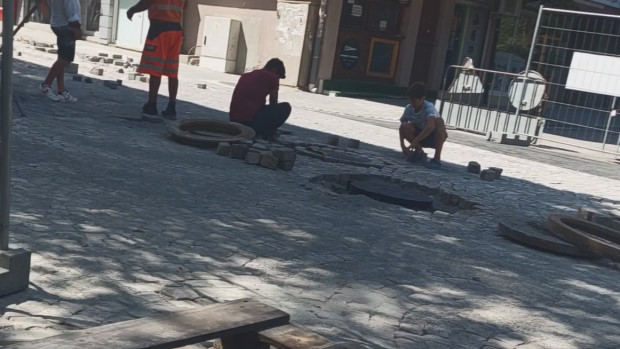 Малък павьор от Бургас краде занаят на предълго ремонтираната ул.