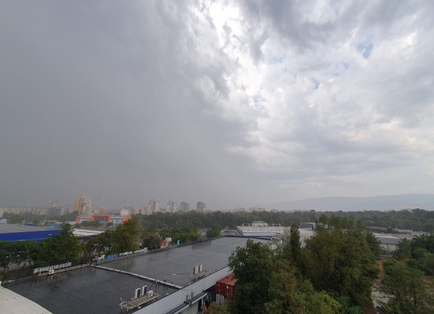 Силен дъжд, придружен с вятър връхлетя Пловдив преди минути. Предупрежденията на