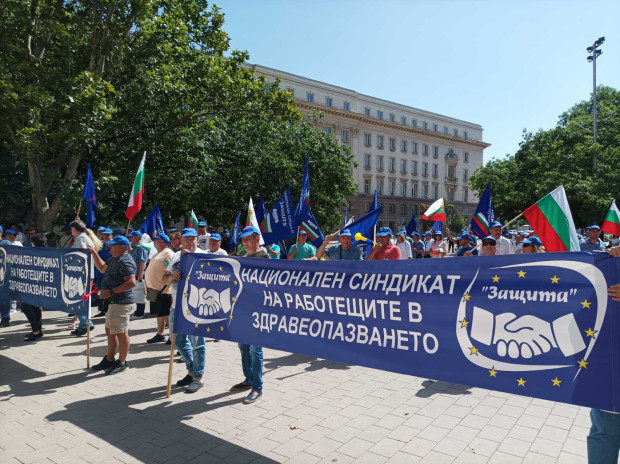 Работещите в Спешната помощ разпъват палатков лагер пред Министерството на здравеопазването