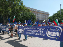 Работещите в Спешната помощ разпъват палатков лагер пред Министерството на здравеопазването