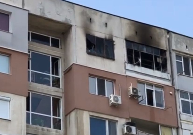 </TD
>Четири екипа огнеборци гасиха горящо жилище в Кючук Париж в