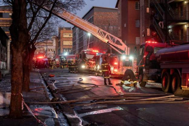 Най-малко 63-ма души са загинали при пожар, избухнал в петтетажна