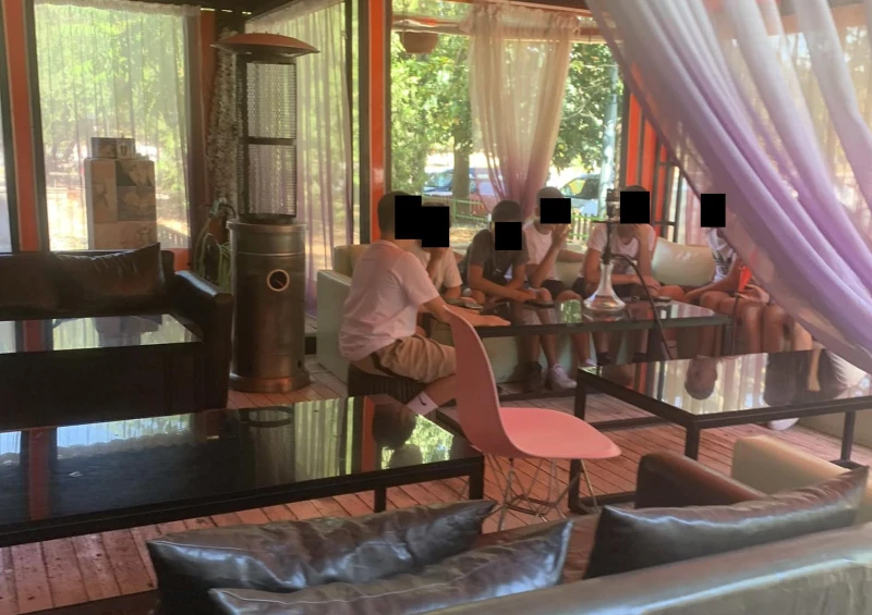 Снимка на деца, седнали в заведение на маса с наргиле, възмути мрежата
