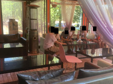 Снимка на деца, седнали в заведение на маса с наргиле, възмути мрежата
