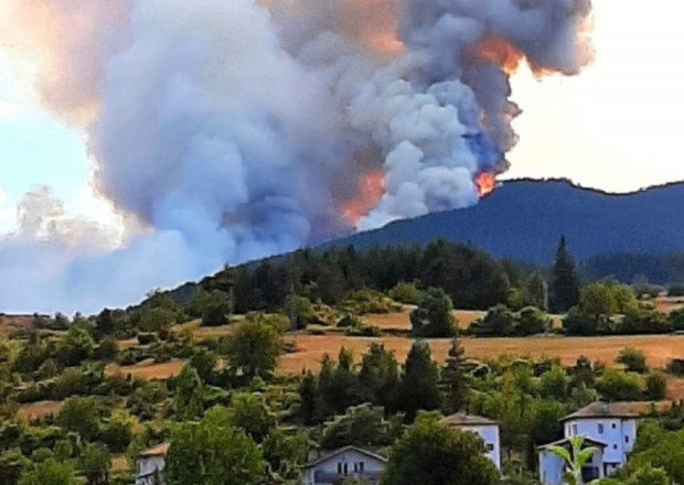 Четвърти ден продължава гасенето на пожара над село Хвойна Смолянско