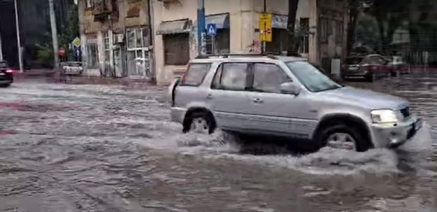 Пороен дъжд във Варна превърна улиците в реки видя репортер
