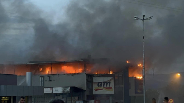 TD Голям пожар е избухнал на последния етаж на търговска сграда