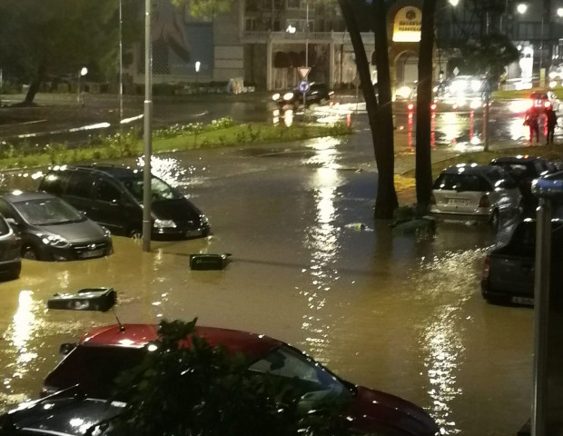 TD Силна буря тази вечер наводни улиците в Несебър и Слънчев