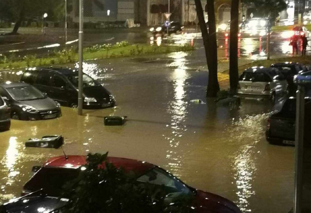 Пороен дъжд предизвика хаос в Несебър, съобщават в социалните мрежи. Дъждът