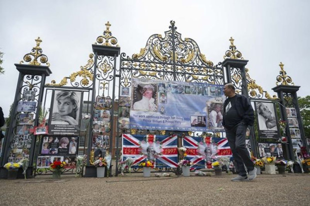 Почитатели на кралското семейство се събраха днес пред двореца Кенсингтън
