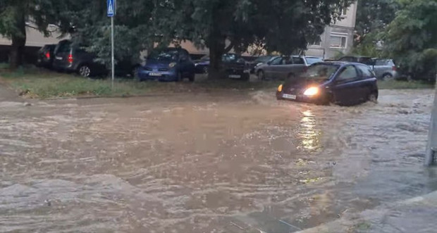 Снощният потоп отново заля улиците на квартал Аспарухово Сигнали снимки