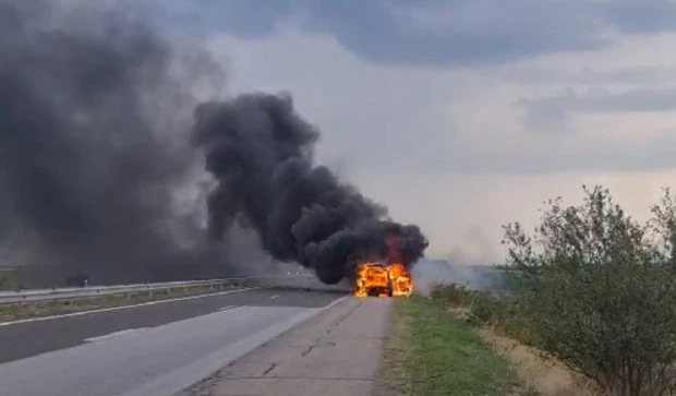 Кола се запали, след като се заби в крайпътно дърво, има пострадал