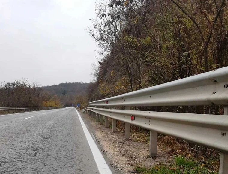 Движението по пътя Враца - Мездра в района на Руска Бела се осъществява с повишено внимание поради полагане на маркировка