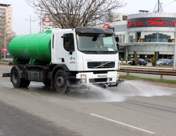 </TD
>Редовното машинно метене и миене на улиците в Пловдив продължава