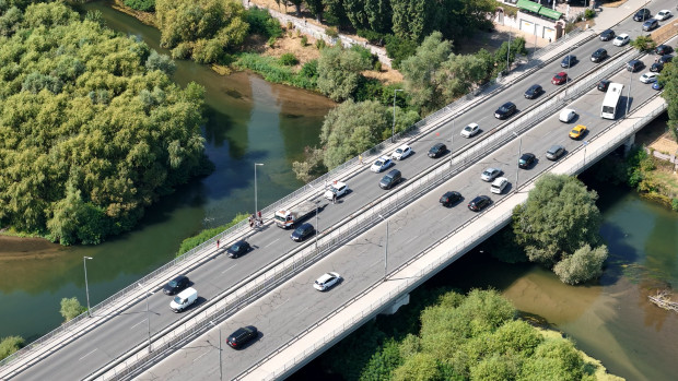 </TD
>Верижна катастрофа между четири автомобила е станала на моста на Герджика