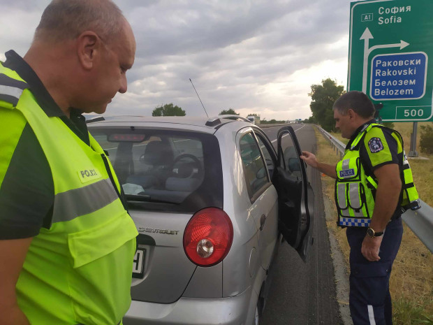 TD Пловдивски полицаи помогнаха на семейство чиято кола е претърпяла авария