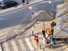 На косъм: Майка с бебе едва не беше пометена на кръстовище в Пловдив