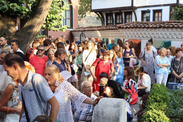 TD Многобройна публика от творци от Пловдив и страната приятели колеги