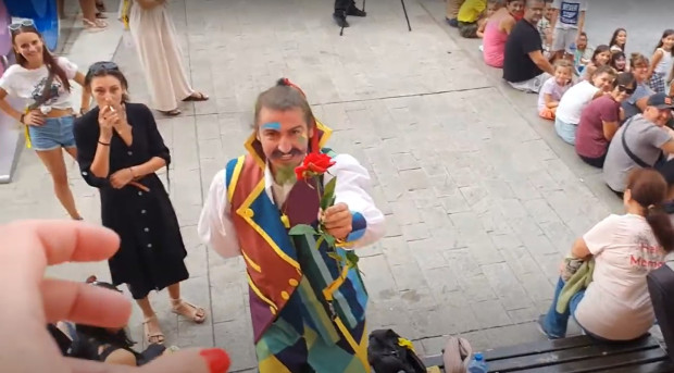 TD Десетки ръкопляскания получи забавен клоун на Главната в Пловдив видя