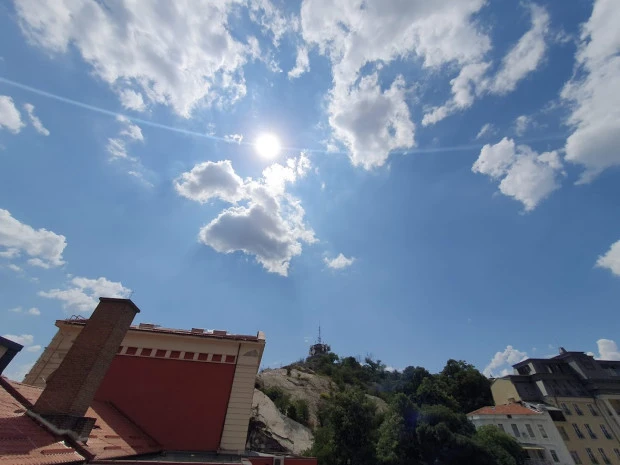 Слънчево остава времето и днес, температурите до 33°