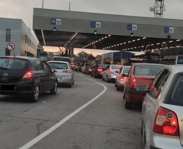 Трафикът на ГКПП Калотина е интензивен към 6:00 тази сутрин.