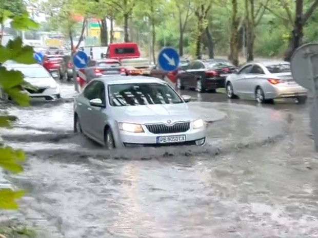 TD Дъждът отново изненада неприятно шофьорите в Пловдив видя екип