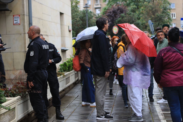Граждани на протест пред МВР заради убитото момче на пешеходна пътека в София