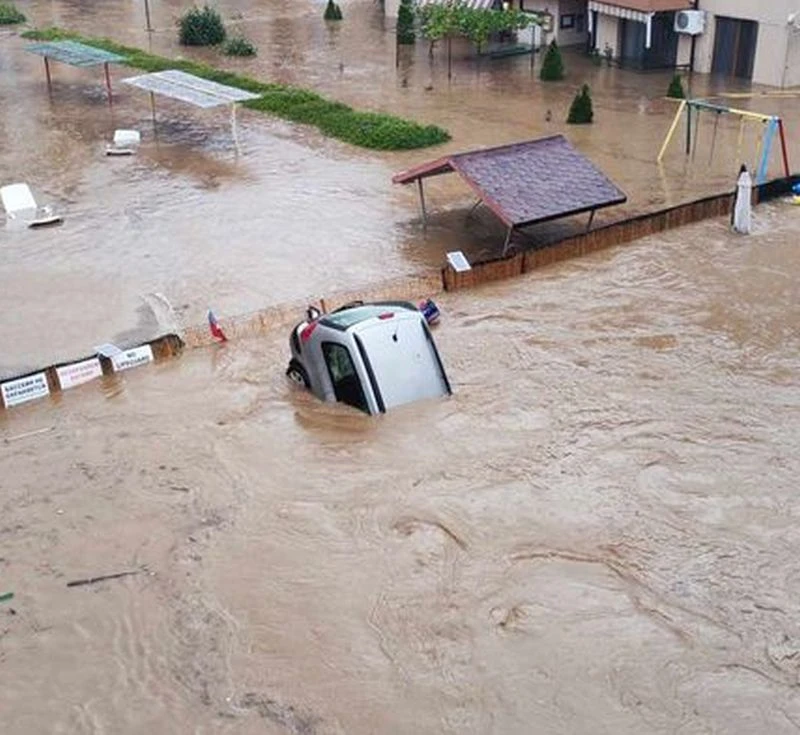 Апокалиптична ситуация в Царево, курортът е под вода заради буря