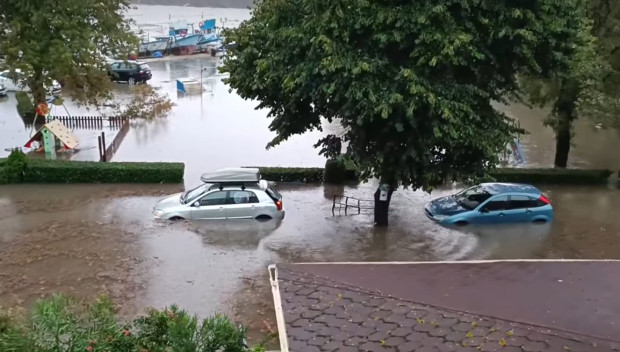 Ахтопол също е под вода, наводнени са къщи