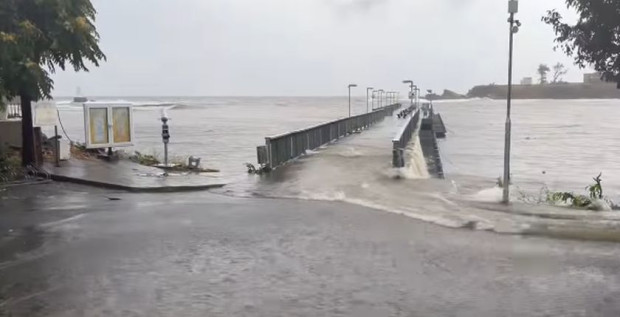 Не сте виждали Ахтопол така, отвсякъде се лее вода