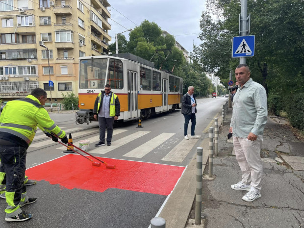 Продължава поставянето на специалната настилка за намаляването на скоростта в София