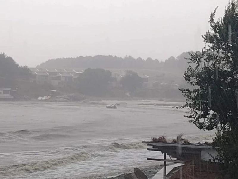 Кметът на Царево: Има цяло село, което е почти под вода