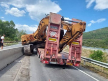 Инцидент затвори главен път Е-79 в района на село Железница