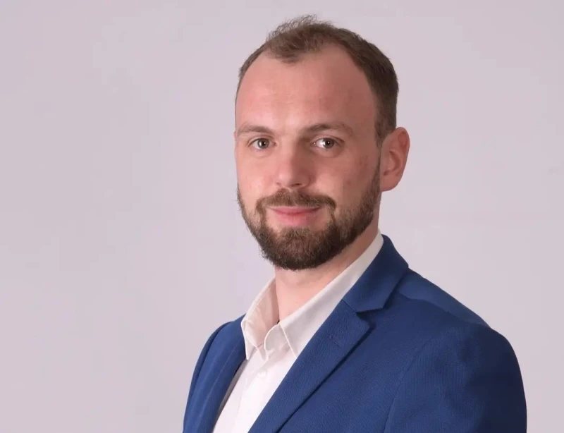 Мустафа Емин е нямал нужното образование, за да работи в МО