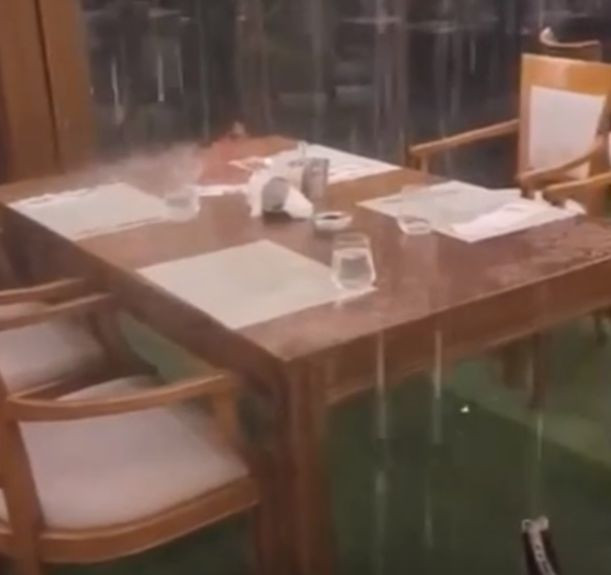 Силният дъжд проби покрива на ресторант в Поморие