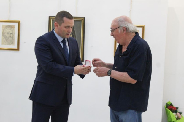 </TD
>Големият русенски художник Николай Караджов бе удостоен със златна значка