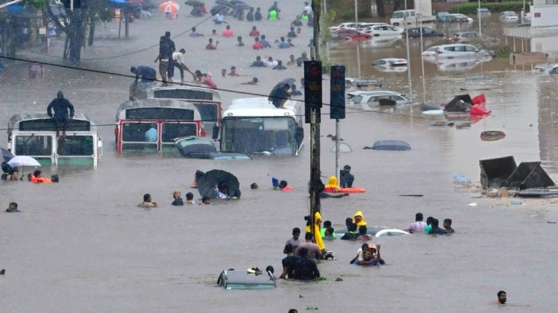 Мащабното наводнение в Истанбул отне живота на двама души