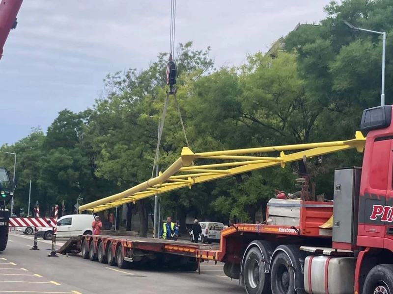 Голяма конструкция за новата козирка пристигна на "Колежа"