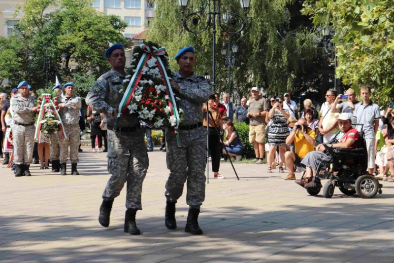 Русе отбеляза Съединението, почете и жертвите от бедствието в Царево