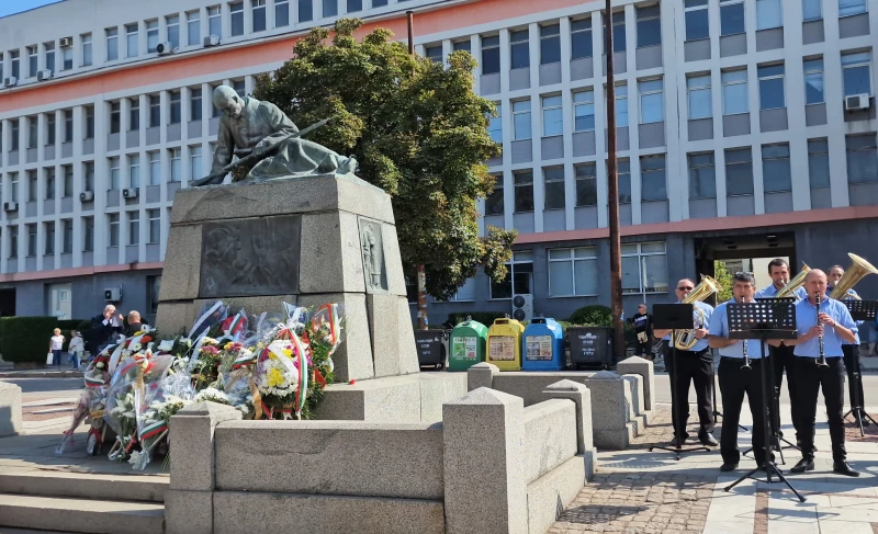 Видинчани отбелязаха Деня на Съединението пред паметника на Скърбящия войн