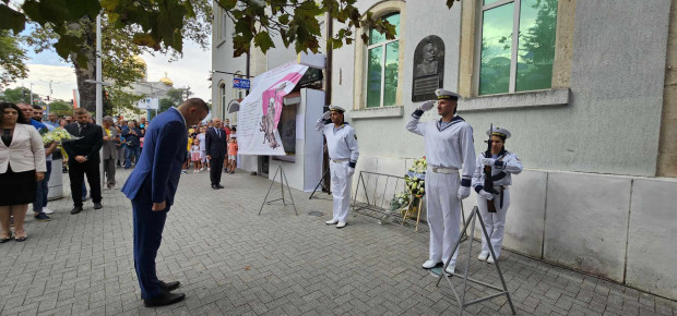 Варненският политически елит поднесе венци пред паметната плоча на Княз