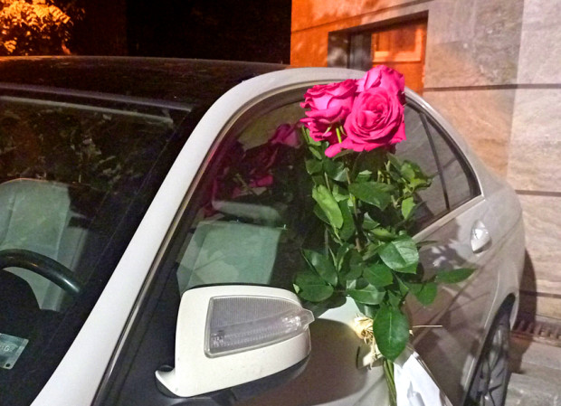 Среднощен романтичен сюрприз зарадва очите на десетки минувачи по една