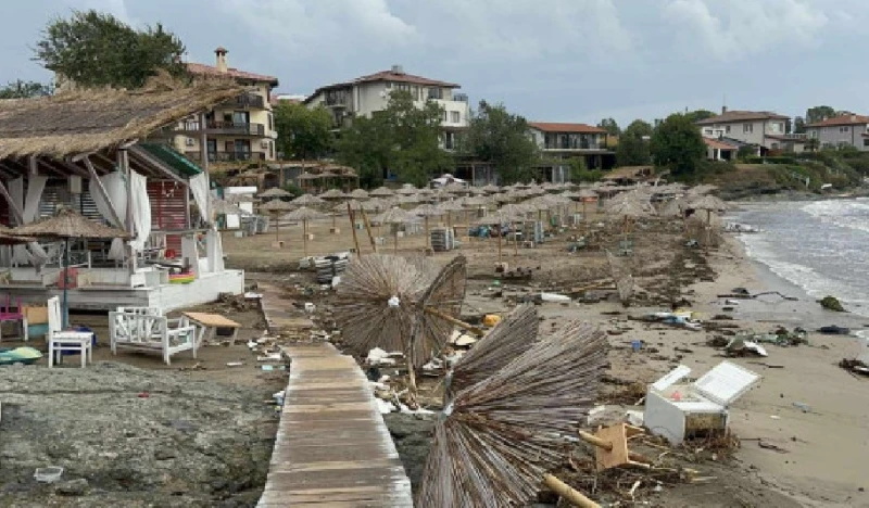 Тежка техника започва разчистването в опустошените райони по Южното Черноморие