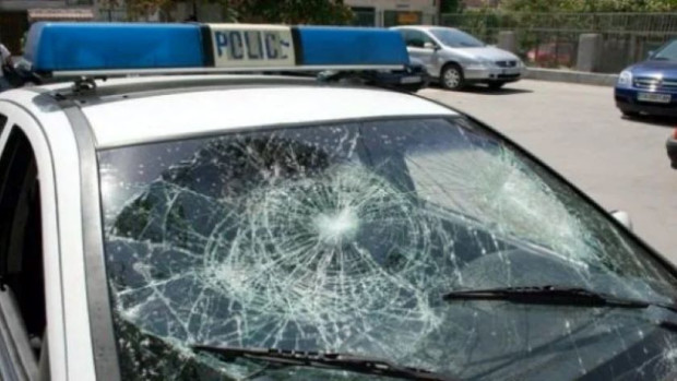 Мъж счупил с крак прозорец на патрулка в Тутракан, съобщиха