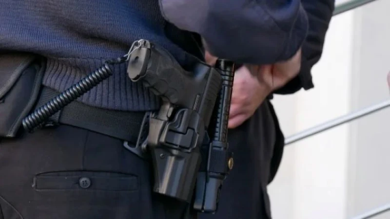 Полицаи обраха мигрант, опрели пистолет в главата му