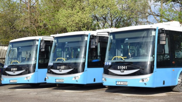</TD
>С по-високо месечно възнаграждение и нови социални придобивки дружеството на Общински транспорт Русе продължава да наема шофьори на автобуси и тролейбуси,